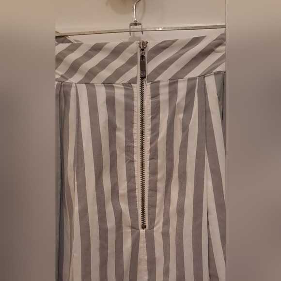 CUE Grey & White Striped Pleated Skirt - Picture 4 of 7